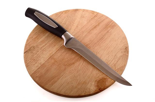 How the NULAS 8-Piece Kitchen Knife Set Performs with Its Universal Block